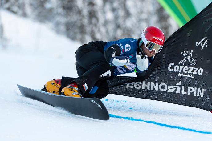 Žan Košir Carezza | Rusko zimsko-športno središče Bannoye je danes gostilo še paralelni slalom. Od treh Slovencev na štartu se je v finale uspelo prebiti le Žanu Koširju, ki pa je po večji napaki obstal v osmini finala.  | Foto Miha Matavž/FIS