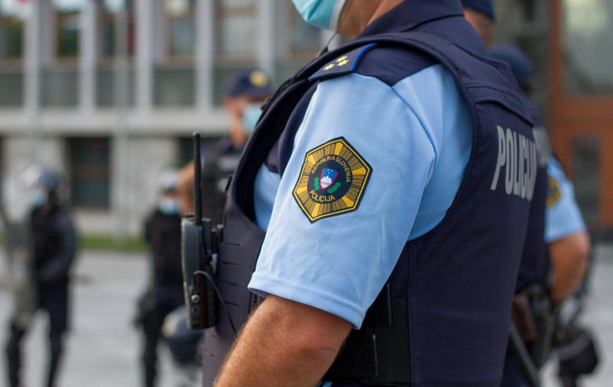 Policija, Slovenija | Pomožni policisti sodelujejo pri obvladovanju nezakonitih migracij, varovanju ogroženih oseb, varovanju športnih in javnih prireditev ter shodov, pojasnjujejo v sporočilu. | Foto Shutterstock