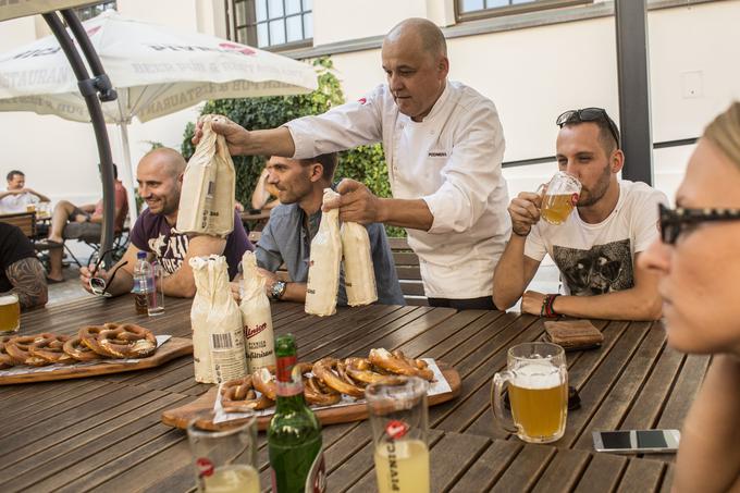 Formula za nepozabno poletje je pravzaprav zelo preprosta: priljubljena terasa v mestu, dobra družba in osvežilno hladno pivo!  | Foto: Matej Leskovšek
