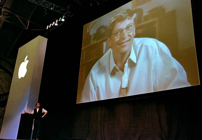 To je bil morda eden najtežjih trenutkov v karieri Steva Jobsa oziroma največjih udarcev za njegov ego - 6. avgust 1997, dan, ko je moral besedo na odru prepustiti Bilu Gatesu, čigar Microsoft je s 150-milijonsko finančno injekcijo Apple rešil denarnih težav. | Foto: Reuters