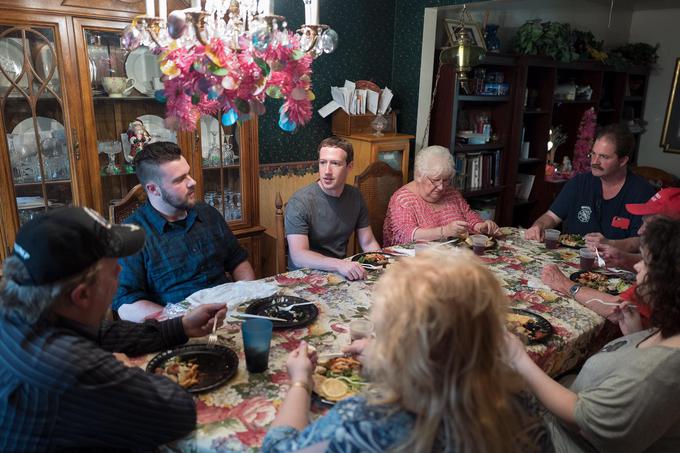 Mark Zuckerberg (na sredini) na srečanju z naključno ameriško družino. Januarja letos se je zavezal, da bo spoznal ljudi v čisto vsaki zvezni državi ZDA. Želi namreč bolje spoznati vsakdanje izzive in težave povprečnega Američana.  | Foto: Facebook