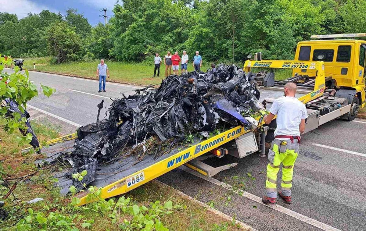 McLaren, nesreča, uničen | Mclaren se je večkrat prevrnil, potem pa še zagorel.  | Foto Facebook / Policijska patrola - Istra