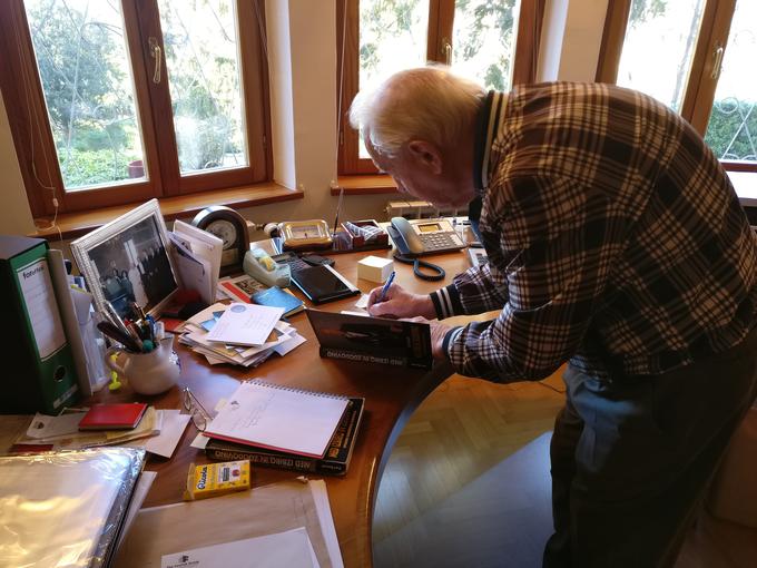 Bonuttijeva delovna miza. Pri skoraj 89 letih je še vedno zelo vitalen. Leta 2015 je izdal knjigo svojih spominov z naslovom Med izbiro in zgodovino. | Foto: 