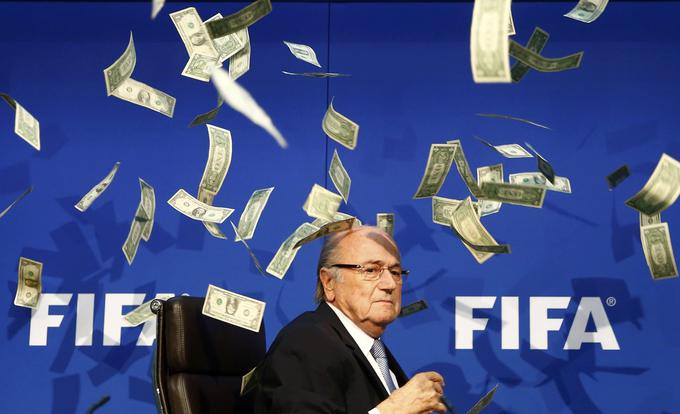 Takratni predsednik Fife Sepp Blatter je zaradi škandala odstopil s svojega položaja. | Foto: Reuters
