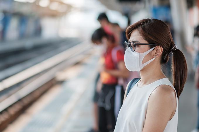 Uporaba zaščitne maske zaradi koronavirusa v Sloveniji ni potrebna. | Foto: Getty Images