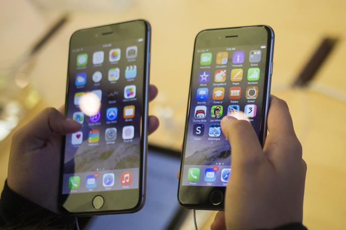 Ker sta oktobra 2014 izšla skupaj, ju skupaj uvrščamo tudi na ta seznam. iPhone 6 in 6 Plus sta najbolje prodajana Applova pametna telefona do zdaj.  | Foto: Reuters