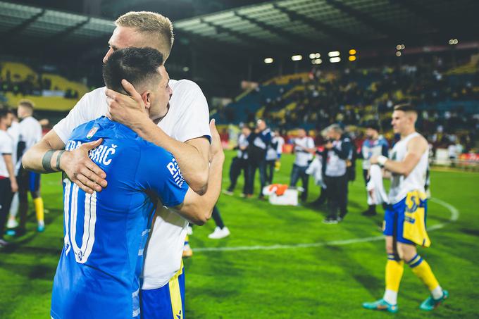 Tako je Andrej Kotnik, eden izmed junakov Kopra, po tekmi tolažil nekdanjega soigralca pri Mariboru, zdaj pa kapetana Brava Martina Kramariča. | Foto: Grega Valančič/Sportida