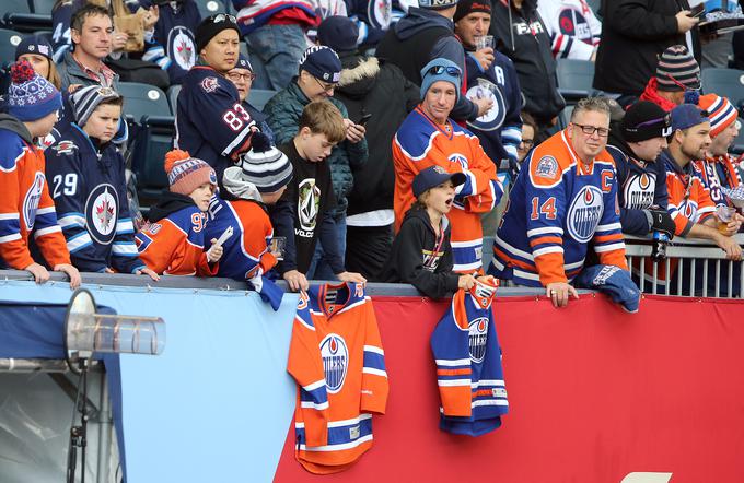 Tekmo zimske klasike si je ogledalo več kot 33 ljubiteljev hokeja.  | Foto: Getty Images