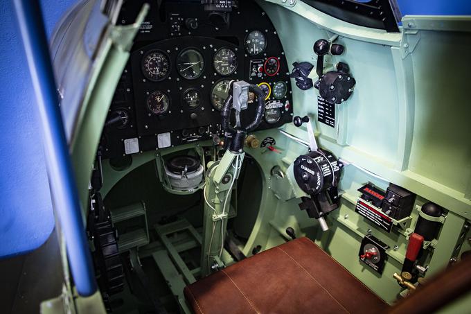 Kabina simulatorja je natančna replika prave pilotske kabine. | Foto: Ana Kovač