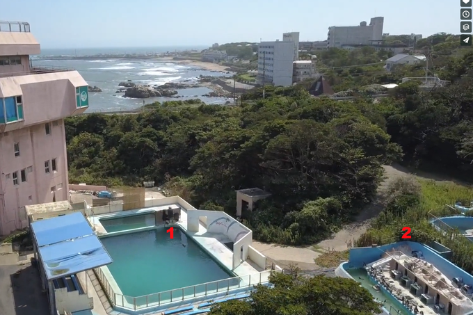 Leta 1954 odprt akvarij Inubosaki v mestu Čoši, ki leži na japonski pacifiški obali severovzhodno od Tokia, je najprej upravljala lokalna vlada, pozneje pa ga je prevzelo zasebno podjetje. Ko sta severovzhodno obalo Japonske leta 2011 prizadela cunami in nato še katastrofa v jedrski elektrarni Fukušima, je število obiskovalcev akvarija začelo upadati in vodstvo se je odločilo, da Inubosaki zapre. S številko 1 je označen delfin Honey, z 2 pa življenjski prostor pingvinov. | Foto: Vimeo / Posnetek zaslona