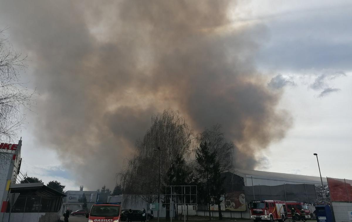 Požar Maribor Surovina | Zadnjič je v obratu Surovine v Mariboru zagorelo v noči na sredo, zadnji večji požar pa so zabeležili v začetku marca. | Foto Mediaspeed