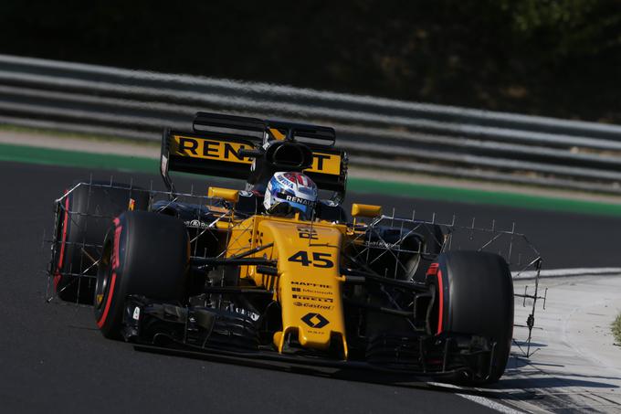 Cevi z barvo, da na dirkalniku ostanejo aerodinamične sledi zračnih tokov. | Foto: Renault sport formula 1 team