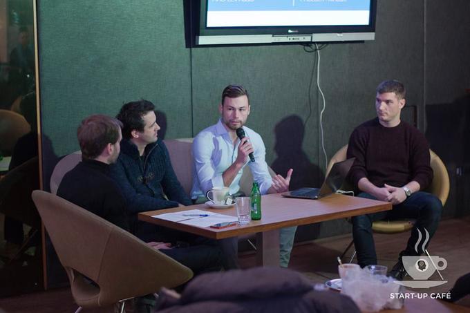 Niku Venetu (z mikrofonom na sredini) je v enem letu dvakrat uspelo na Kickstarterju z idejo S-holder, ki skrbi, da srajca čez dan ostane v vaših hlačah. | Foto: Startup cafe Ljubljana
