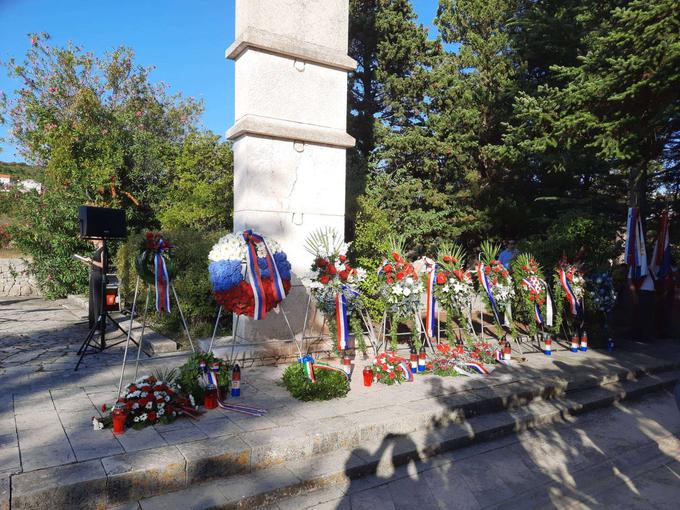 Leta 1953 je bil na Rabu po načrtih slovenskega arhitekta Edvarda Ravnikarja postavljen spomenik z napisi imen 1.433 žrtev. Ob spomeniku so tudi vsakoletne slovesnosti ob osvoboditvi taborišča. Po sedmih desetletjih je spominski park v precej slabem stanju, zato Slovenija načrtuje njegovo obnovo, začetek katere bi sovpadel z obeležitvijo 30. obletnice smrti Ravnikarja. | Foto: Slovensko veleposlaništvo na Hrvaškem
