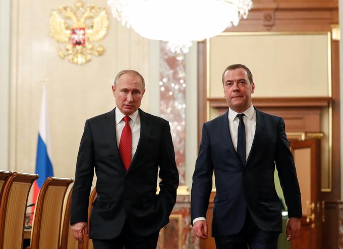 Ruski premier Dmitrij Medvedjev (desno) je danes sporočil, da je njegova vlada odstopila. | Foto: Reuters