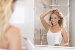 Trik, kako s suhim šamponom povečati volumen las