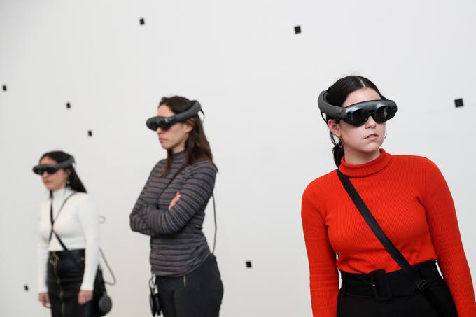Obiskovalci londonske galerije Serpentine si za doživetje performansa The Life na glavo nadenejo računalniške vmesnike, nato pa se v spontanem gibanju po prostoru srečujejo z avatarjem umetnice. | Foto: Reuters