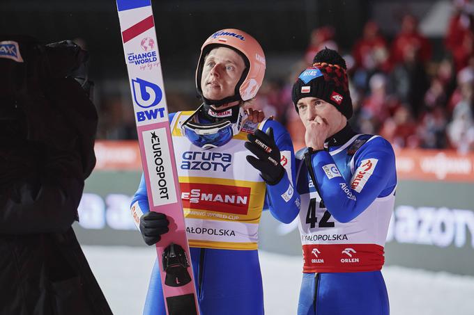 Kubacki in rojak Kamil Stoch med čakanjem finalnega razpleta, ki se je končal po norveških željah. | Foto: Guliverimage/Vladimir Fedorenko