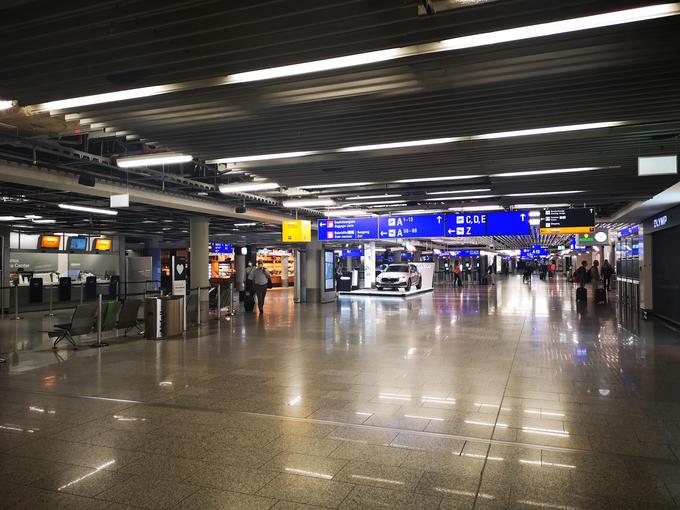 Potniški terminal na letališču v Frankfurtu, kjer je navadno zvečer mrgolelo potnikov. Zdaj gneče ni, tudi od tu je poletov zelo malo. | Foto: Gregor Pavšič