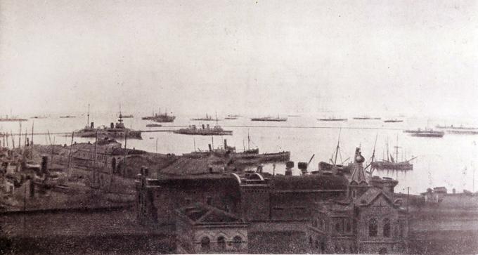 Decembra 1918 so črnomorsko pristanišče Odeso zasedle francoske in grške vojaške enote. Te enote so se aprila 1919 umaknile iz mesta (na fotografiji vidimo njihove odhajajoče vojaške ladje), ker so se mu bližale boljševiške enote. Boljševiška vojaška prisotnost v Odesi je vzbujala upanje tudi med madžarskimi komunisti. Toda komunistična oblast nad Odeso se je kmalu končala: proti mestu so julija 1919 prodirale protiboljševiške enote, okoliško podeželje pa se je istega meseca uprlo boljševiški vojaški mobilizaciji. Avgusta 1919 je mesto zasedla ruska protiboljševiška bela garda. Boljševiki so mesto ponovno zasedli februarja 1920. | Foto: Guliverimage/Vladimir Fedorenko
