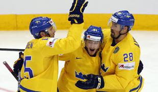 Neporaženi Švedi že v četrtfinalu, Finci do zmage po kazenskih strelih