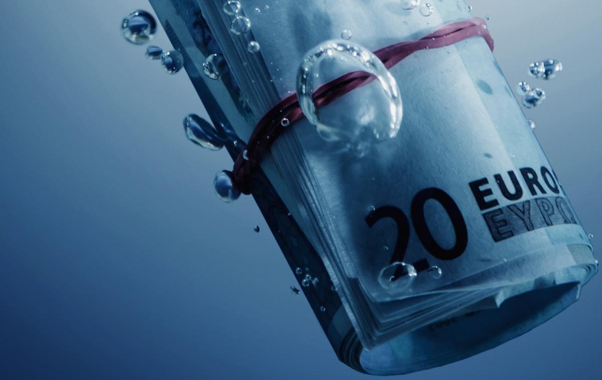 Evri, položnica, voda, 20 evrov, bankovci | Pričakovanja glede rasti so se ob koncu lanskega leta izboljšala. Proizvajalci so bili decembra bolj optimistični, kar se ni zgodilo od lanskega aprila. Proizvodnji stroški so še naprej upadali, a manj izrazito kot v prejšnjih mesecih. | Foto Shutterstock