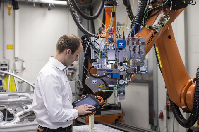 Izboljšani oziroma nov postopek omogoča precizen nadzor globine laserja s pomočjo dovedene energije žarka oziroma njegove toplote.  | Foto: Audi