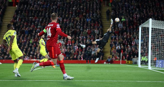 Liverpool je ob podaji oziroma strelu Jordana Hendersona ter nesrečnem posredovanju Pervisa Estupinana povedel z 1:0. | Foto: Reuters