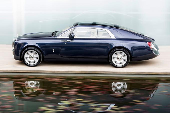 Pri Rolls-Royceu pravijo, da podoba sweptaila ustvarja občutek elegance v gibanju. Prav neverjetno je, kako so z izjemno elegantno oblikovanim trupom, ki spominja na linijo jahte, povezali dva diametralno različna elementa, značilno markantno masko in povsem navtično oblikovan zadek, ki je ena največjih posebnosti tega avtomobila. Prav ta navtični zaključek avtomobila mu tudi daje ime Sweptail. | Foto: Rolls Royce