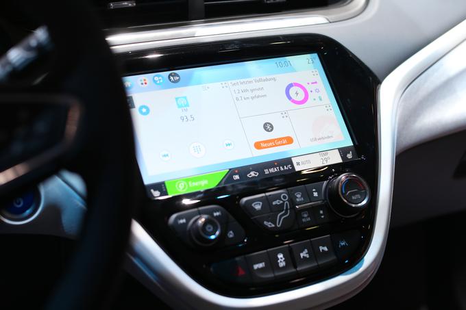 Velik digitalni zaslon spada k modernim električnim vozilom, kar so upoštevali tudi pri General Motorsu. | Foto: Gregor Pavšič