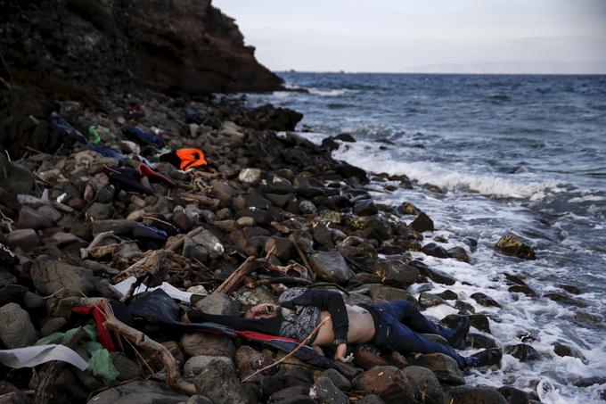Truplo neznanega migranta, ki ga je naplavilo na obalo grškega otoka Lezbos, 7. november 2015. | Foto: Reuters