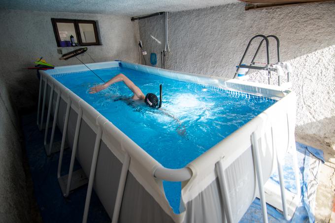 Mariborska plavalka Katja Fain stik z vodo ohranja v domačem bazenu, ki so ga v obdobju karantene preoblikovali kar v trenažnega. Več o tem si boste na Sportalu lahko prebrali jutri.  | Foto: Matjaž Vertuš