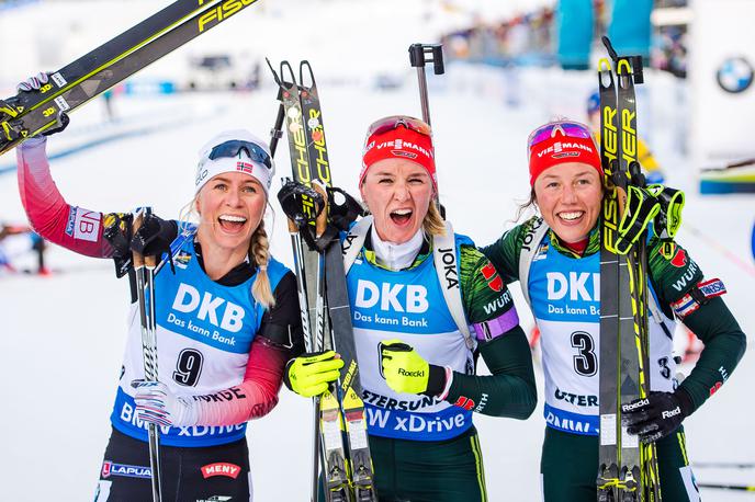 Denise Herrmann | Denise Herrmann slavi naslov svetovne prvakinje v zasledovanju. Na zmagovalnem odru sta se ji pridružili Norvežanka Tiril Eckhoff in rojakinja Laura Dahlmeier. | Foto Reuters