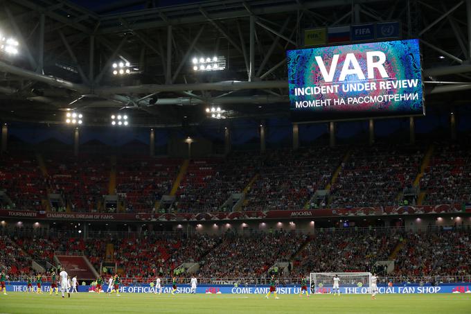 VAR-tehnologija je vedno bolj prisotna na nogometnih igriščih. | Foto: Reuters