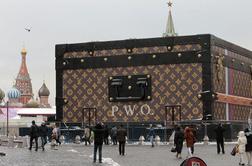 Gigantski Louis Vuittonov kovček jezi Moskovčane (foto)
