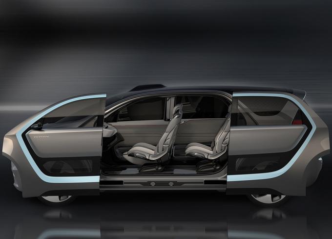 Udoben dostop v kabino omogočajo dvojna električno krmiljena drsna vrata. Notranjost je zasnovana z velikimi steklenimi površinami, vključno s panoramsko streho, prek katerih bo mogoče na spominske kartice različnih naprav nemoteno zajemati potovalne utrinke in jih sproti deliti s prijatelji na vseh koncih sveta prek digitalnih avtocest družabnih omrežij. | Foto: Fiat Chrysler Automobiles (FCA)