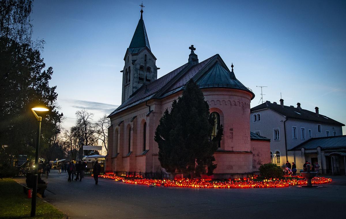 Dan spomina na mrtve | Osrednje pokopališče v Sloveniji je obiskano vse leto, rekordno število obiskovalcev pa se zbere v dneh okoli prvega novembra.  | Foto Ana Kovač