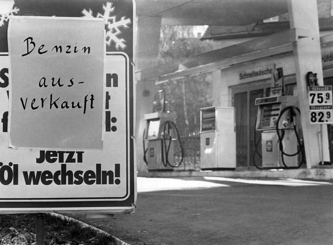 Zaradi pomanjkanja bencina so zaloge na bencinskih servisih hitro pošle. Na fotografiji, ki je bila posneta 18. novembra 1973, vidimo bencinski servis v Stuttgartu. Pred servisom je napis, da so že prodali ves bencin, ki so ga imeli. | Foto: Guliverimage/Vladimir Fedorenko