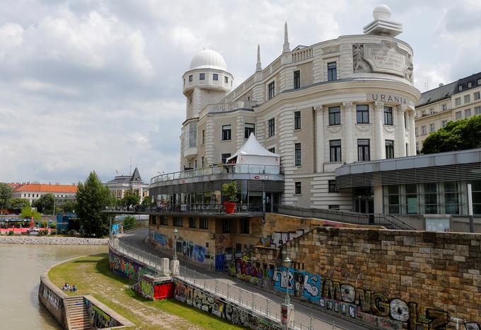 Historicistična stavba Urania na Dunaju je zgrajena po Fabianijevih načrtih. | Foto: Reuters