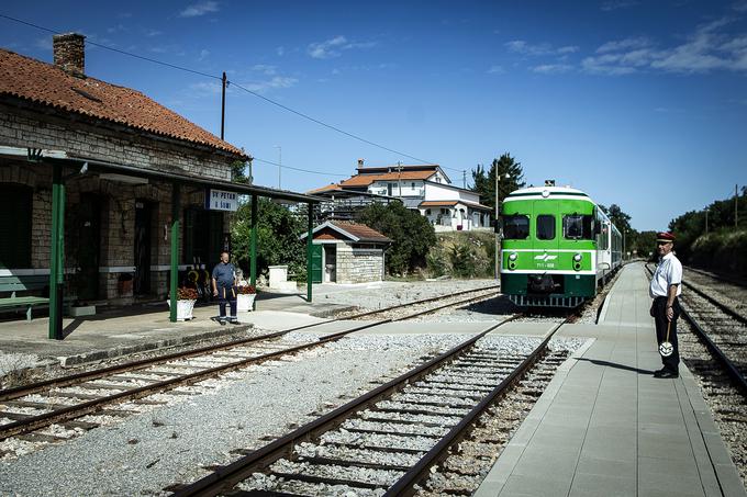 Proga med Divačo in Puljem je ena od treh ohranjenih železniških prog v Istri. Več jih ni preživelo, številne ideje za istrske železniške proge se žal niso uresničile.  | Foto: Ana Kovač