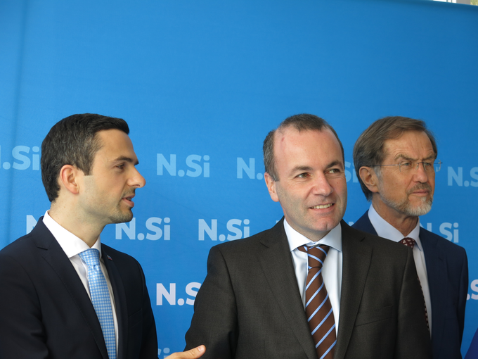 Prvak NSi Matej Tonin, vodja EPP Manfred Weber in evropski poslanec (EPP/NSi) Lojze Peterle | Foto: Planet TV