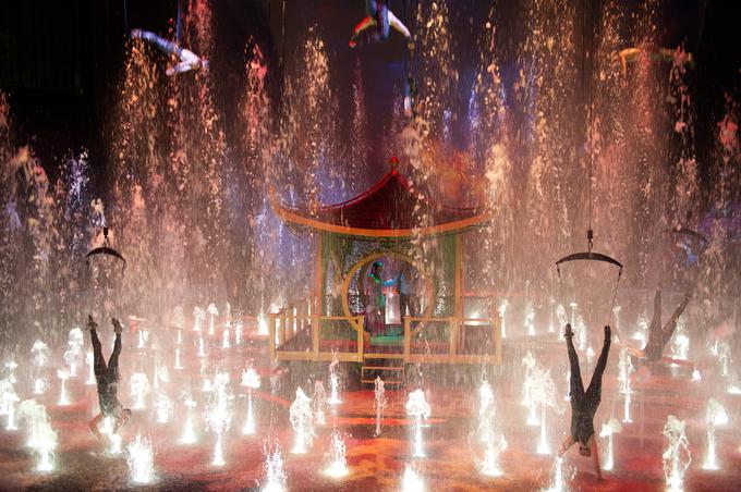 Produkcija vodnega spektakla, ki ima posebne, zvočne, svetlobne in zračne efekte, je stala več kot 230 milijonov evrov. Ekipa, tako nastopajočih kot tehnična, je zelo velika in raznolika, prihajajo iz 25 različnih držav. | Foto: The House of Dancing Water, Macau
