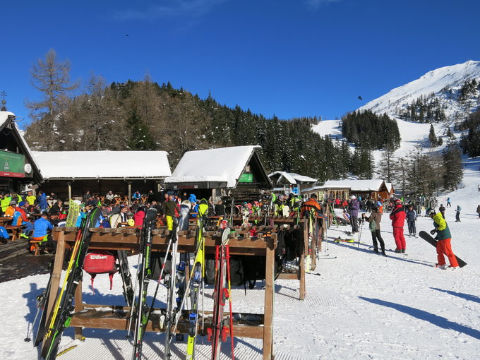 Na Krvavcu, kjer so letos že četrtič prejeli nagrado organizacije World Ski Awards za najboljše slovensko smučišče, računajo, da bi žičnice lahko pognali že 6. decembra.  | Foto: STA ,