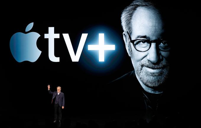 Steven Spielberg in logotip Applove nove platforme Apple TV Plus. | Foto: Reuters