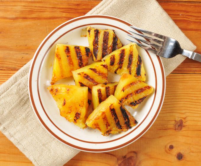 Še en popečen sadež, ki ni nujno sladica. Ananas, pečen na žaru, lahko ohladite in narežete v solato, lahko pa ga z dodatkom meda in cimeta postrežete kot sladico. | Foto: Thinkstock