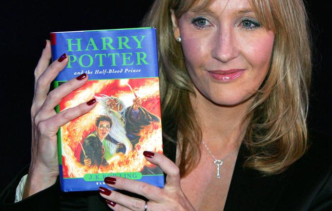 Pisateljici J. K. Rowling so pred izidom šeste knjige brskali po smeteh, da bi našli kakršnekoli podatke o nadaljevanju Harryja Potterja.  | Foto: Reuters