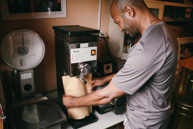 Omar spraži približno deset ton kave letno. | Foto: Osebni arhiv