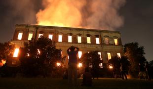 Narodni muzej v Braziliji v plamenih #video #foto