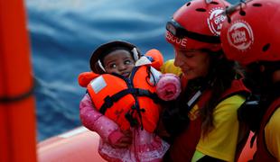 V Sredozemlju potonil čoln s prebežniki, umrlo je najmanj 25 ljudi