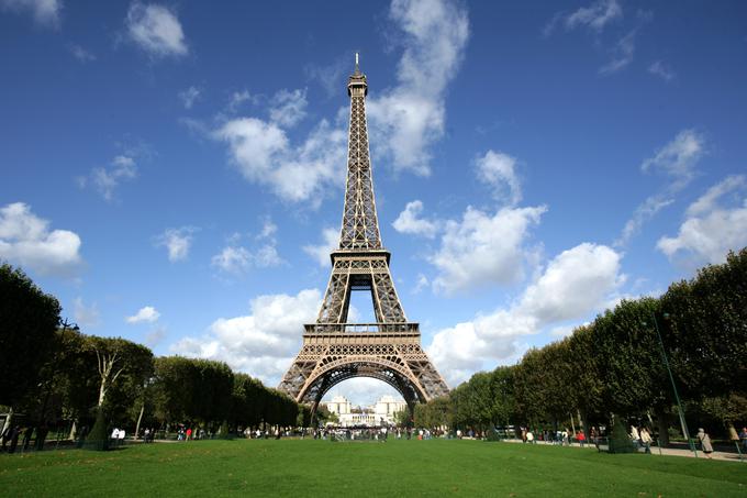 Če bo Eifflov stolp čez 96 let še stal, se bo pod njim avgusta leta 2113 pisala zgodovina. | Foto: Reuters